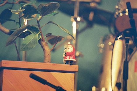 セットに添えられたサンタクロースの人形。（撮影：池野詩織）