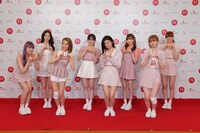 NiziUのメンバー。左からMAYUKA、AYAKA、MAKO、RIO、RIMA、MIIHI、RIKU、NINA。（写真提供：NHK）