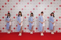 日向坂46のメンバー。左から上村ひなの、佐々木久美、小坂菜緒、佐々木美玲、金村美玖。（写真提供：NHK）
