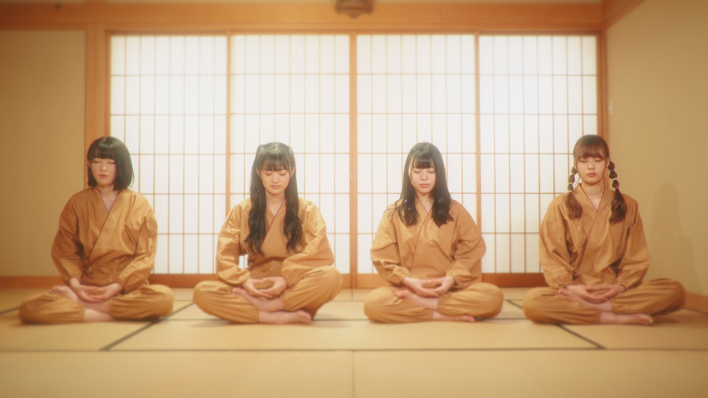 NELN「REM」ミュージックビデオより。