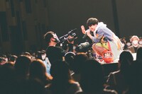 カメラに向けて手を振る田中雅功。（撮影：鈴木友莉）