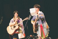 リクエスト曲を読み上げるさくらしめじ。（撮影：鈴木友莉）