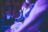 さくらしめじを見つめるきのこりあん。（撮影：鈴木友莉）