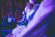 さくらしめじを見つめるきのこりあん。（撮影：鈴木友莉）