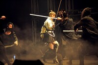 殺陣のパフォーマンスを披露する阿部菜々実。（Photo by Yoshifumi Shimizu）