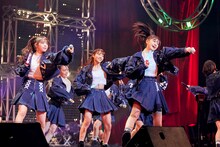 「愛を知る」をパフォーマンスするラストアイドル。（Photo by Yoshifumi Shimizu）