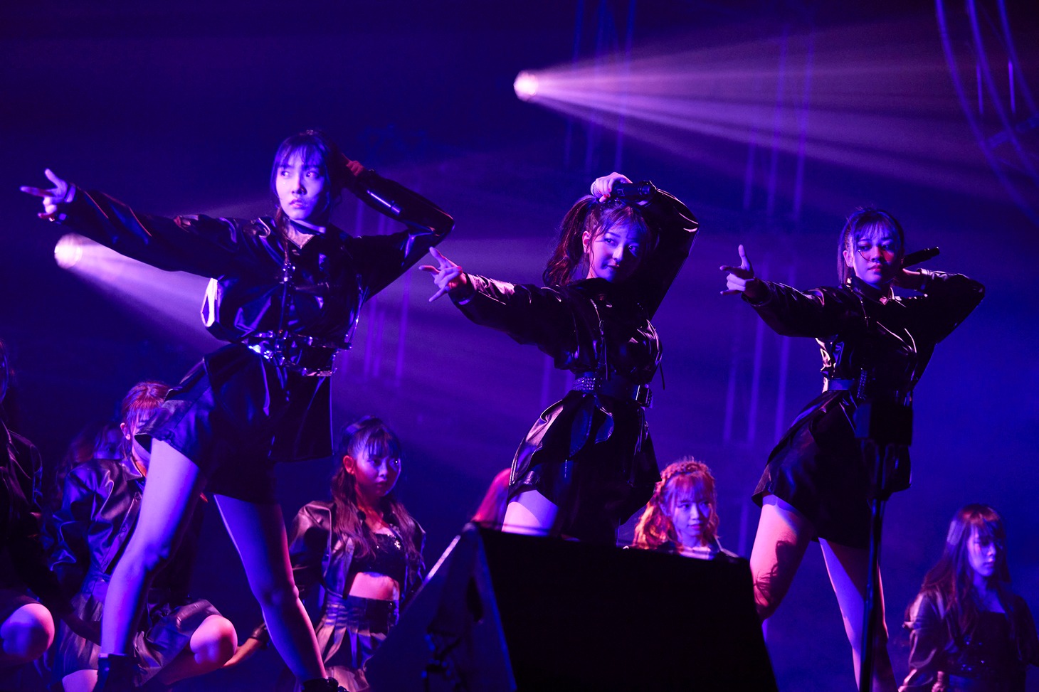 「悪魔のディール」を披露する山本愛梨、長月翠、阿部菜々実。（Photo by Yoshifumi Shimizu）