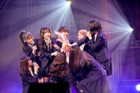 「どんなに好きでいても」の曲中に卒業を祝われる朝日花奈。（Photo by Yoshifumi Shimizu）