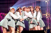 「この恋はトランジット」披露の様子。（Photo by Yoshifumi Shimizu）