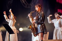 サックスを演奏する篠原望。（Photo by Yoshifumi Shimizu）