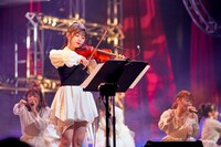 バイオリンを演奏する大場結女。（Photo by Yoshifumi Shimizu）