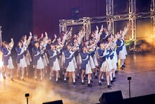 「大人サバイバー」をパフォーマンスするラストアイドル。（Photo by Yoshifumi Shimizu）