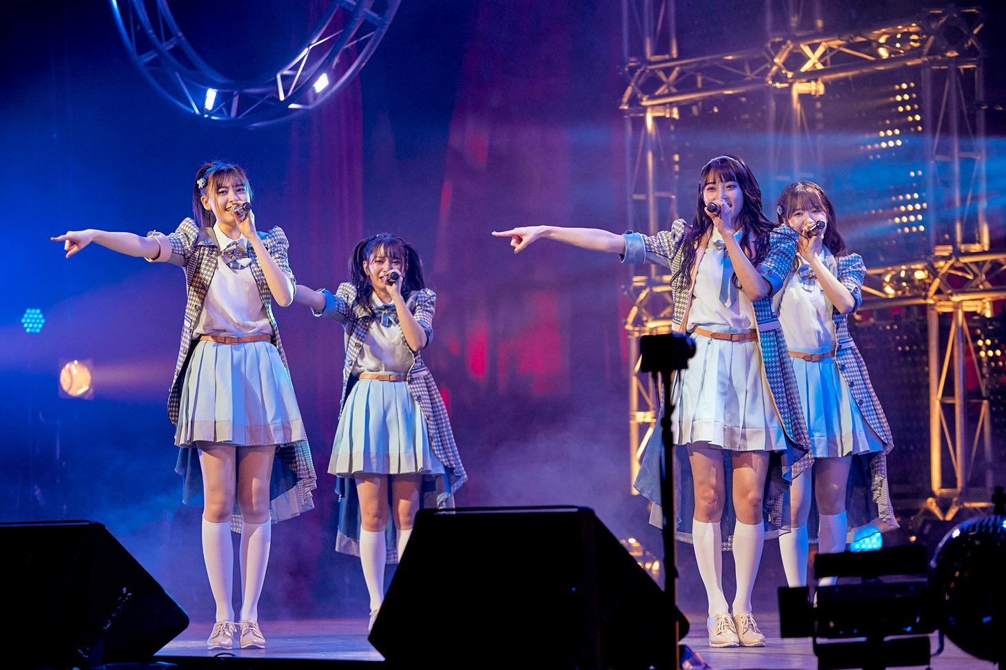 「バンドワゴン」をパフォーマンスするLaLuceメンバー。（Photo by Yoshifumi Shimizu）