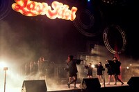 「愛しか武器がない」をパフォーマンスするラストアイドル2期生。（Photo by Yoshifumi Shimizu）