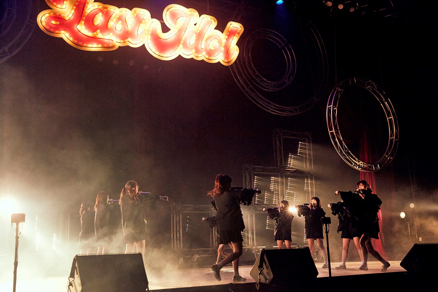「愛しか武器がない」をパフォーマンスするラストアイドル2期生。（Photo by Yoshifumi Shimizu）
