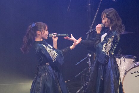 左から濱田菜々、安藤笑。（撮影：林晋介）