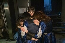 抱き合うJewel☆Cielメンバー。（撮影：林晋介）