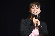 ファンに向かって挨拶を述べる桜井美里。