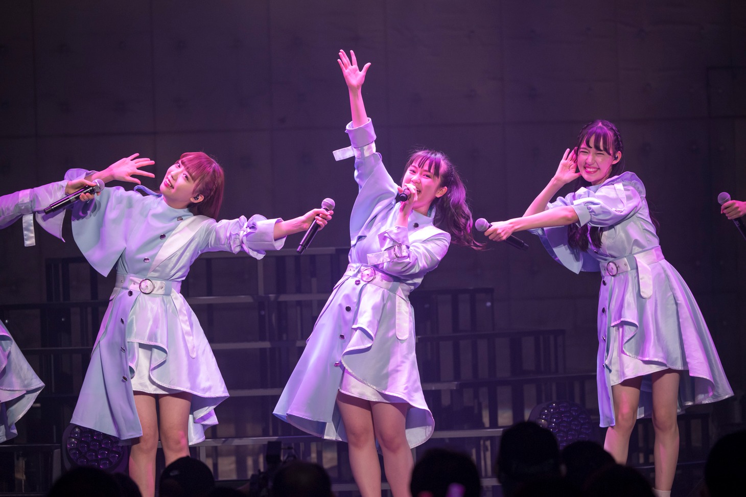 左から川瀬あやめ、桜井美里、村星りじゅ。