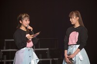 左から桜井美里、川瀬あやめ。