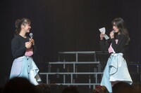 左から桜井美里、茜空。