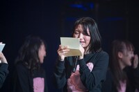 涙ながらに手紙を読み上げる水春。