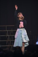 ファンに最後の挨拶を述べる桜井美里。