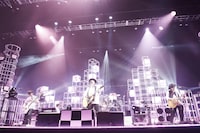 「スピッツ コンサート 2020 “猫ちぐらの夕べ”」より。（撮影：中野敬久）