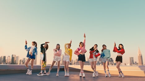 「コカ・コーラ」の新テレビCM「この瞬間が、私。」編より。