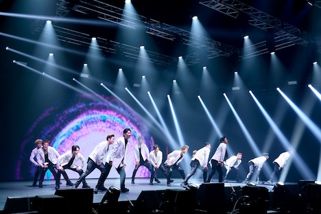 「Choo Choo TRAIN」を披露するEXILE。（写真提供：LDH JAPAN）