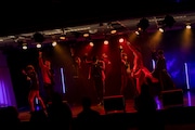 Super Break Dawnによるライブの様子。