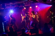 Super Break Dawnによるライブの様子。