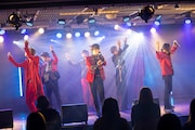Super Break Dawnによるライブの様子。