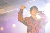 N0NAMEによるライブの様子。