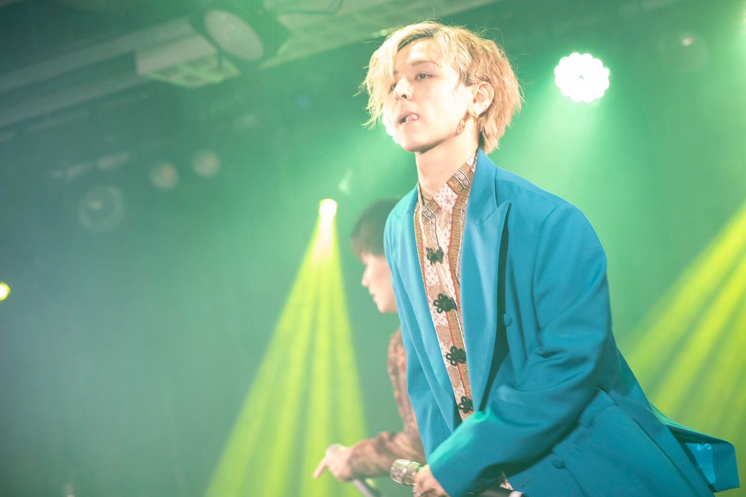 N0NAMEによるライブの様子。