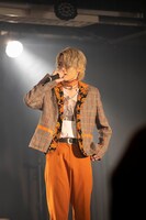 N0NAMEによるライブの様子。