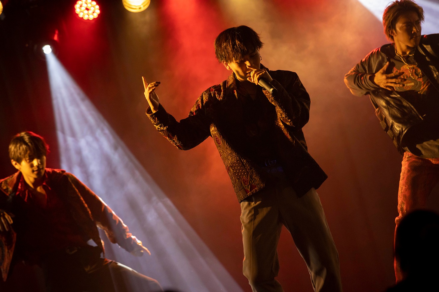 N0NAMEによるライブの様子。