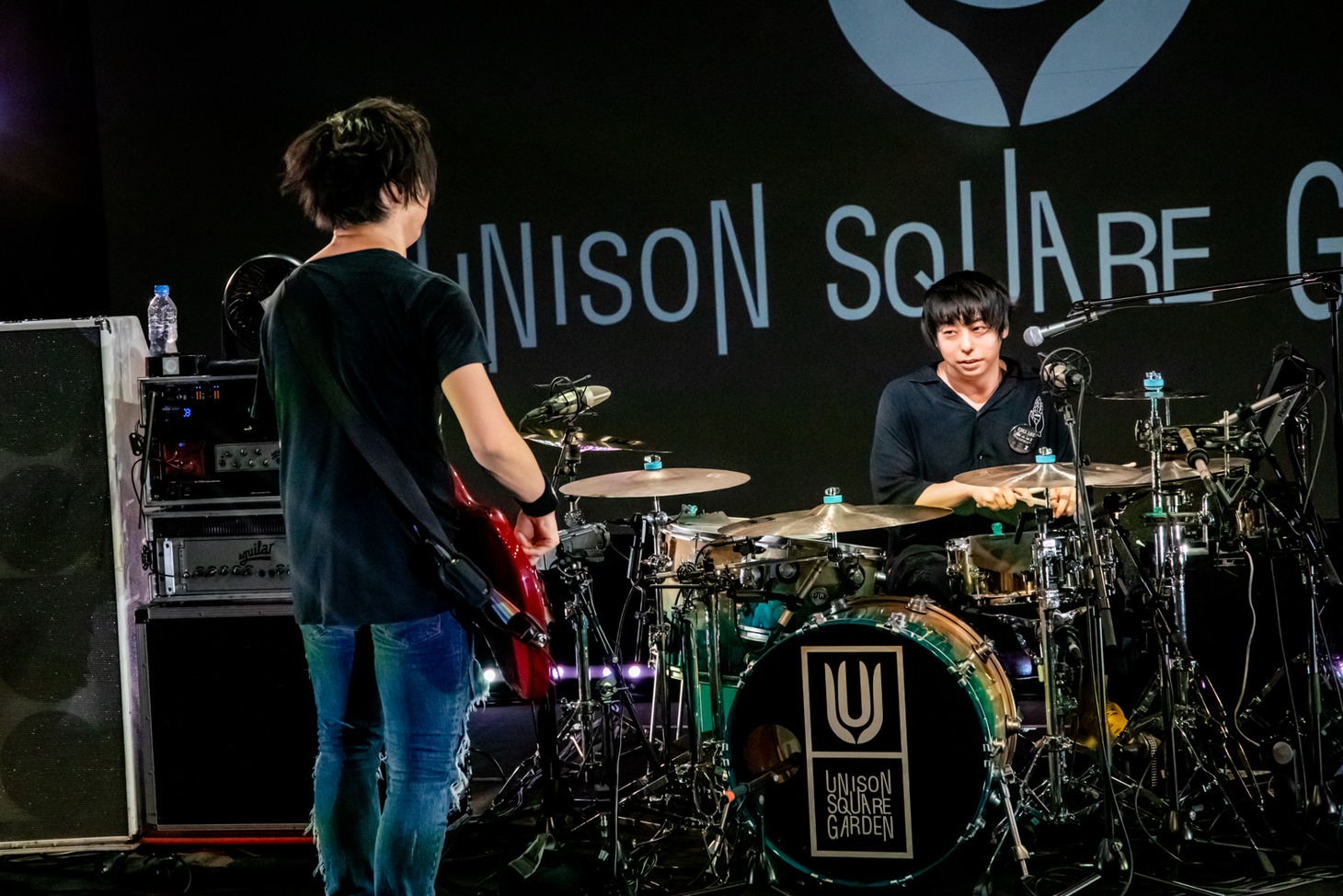 左から田淵智也（B）、鈴木貴雄（Dr）。（Photo by Viola Kam［V'z Twinkle］）