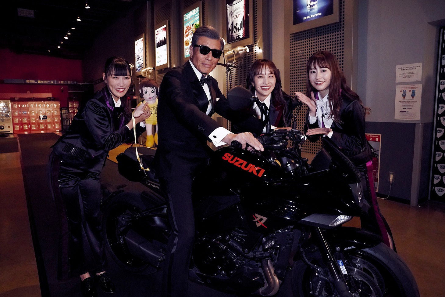 左から高城れに、舘ひろし、百田夏菜子、佐々木彩夏。（撮影：上飯坂一）