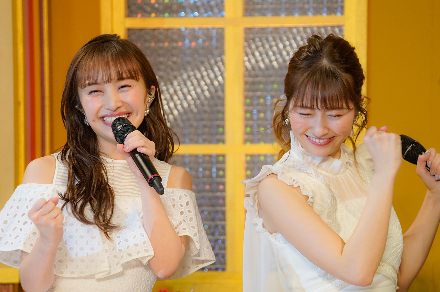 白組の百田夏菜子と佐々木彩夏。（撮影：上飯坂一）