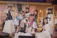 瑞季、宇野愛海と一緒に「えびぞりダイアモンド!!」をパフォーマンスした私立恵比寿中学。（撮影：上飯坂一）