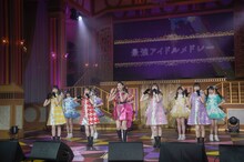 「ガンバレ乙女（笑）」を歌う朝日奈央、ももいろクローバーZ、超ときめき▽宣伝部。（撮影：上飯坂一）