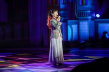 「いまはおやすみ」を歌う戸田恵子。（撮影：上飯坂一）