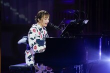 ピアノを弾く百田夏菜子扮する生駒吉乃。（撮影：上飯坂一）