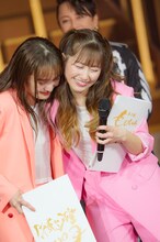 勝利して喜ぶ白組の百田夏菜子と佐々木彩夏。（撮影：上飯坂一）