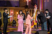 川上アキラプロデューサーから優勝旗を受け取る百田夏菜子。（撮影：上飯坂一）