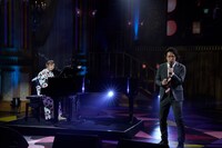 「この世界をうまく泳ぐなら」を初披露する百田夏菜子（左）と尾上松也（右）。 (C)2020映画「すくってごらん」製作委員会 (C)大谷紀子 / 講談社