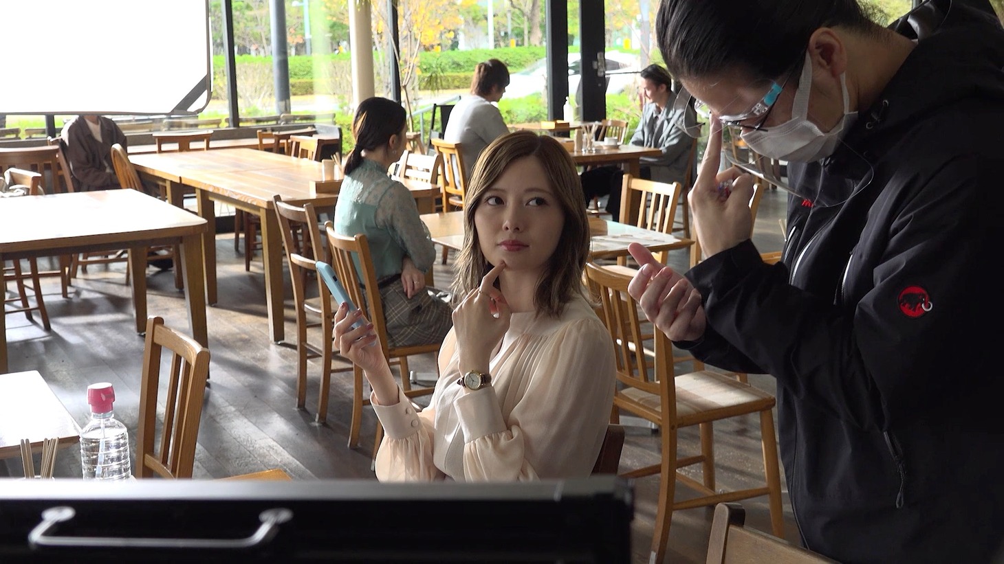 「HENNGE One」の新テレビCM「こまっちゃうナ」編より。