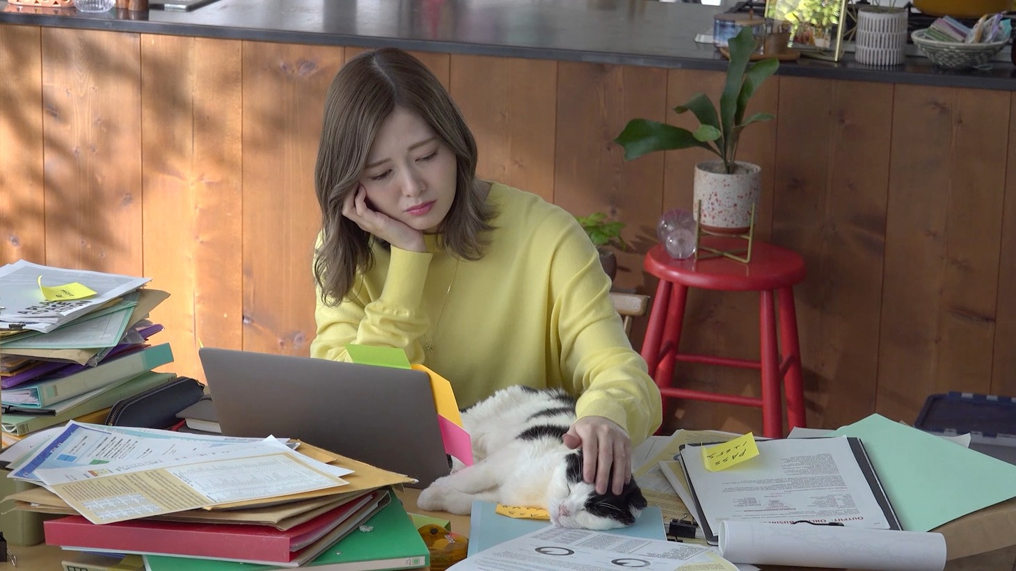 「HENNGE One」の新テレビCM「こまっちゃうナ」編より。