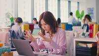 「HENNGE One」の新テレビCM「こまっちゃうナ」編より。
